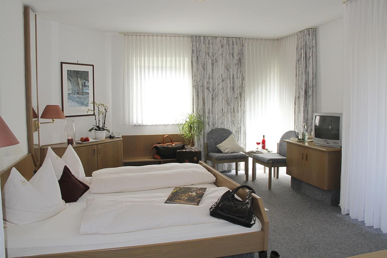 Hotel- Restaurant Zum Schwan Waldfischbach-Burgalben Екстериор снимка