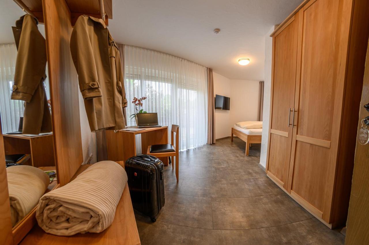 Hotel- Restaurant Zum Schwan Waldfischbach-Burgalben Екстериор снимка